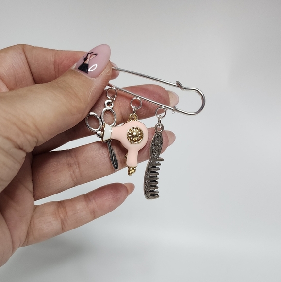 NEW‼️Hairdresser Charm Brooch - Picture 3 of 4